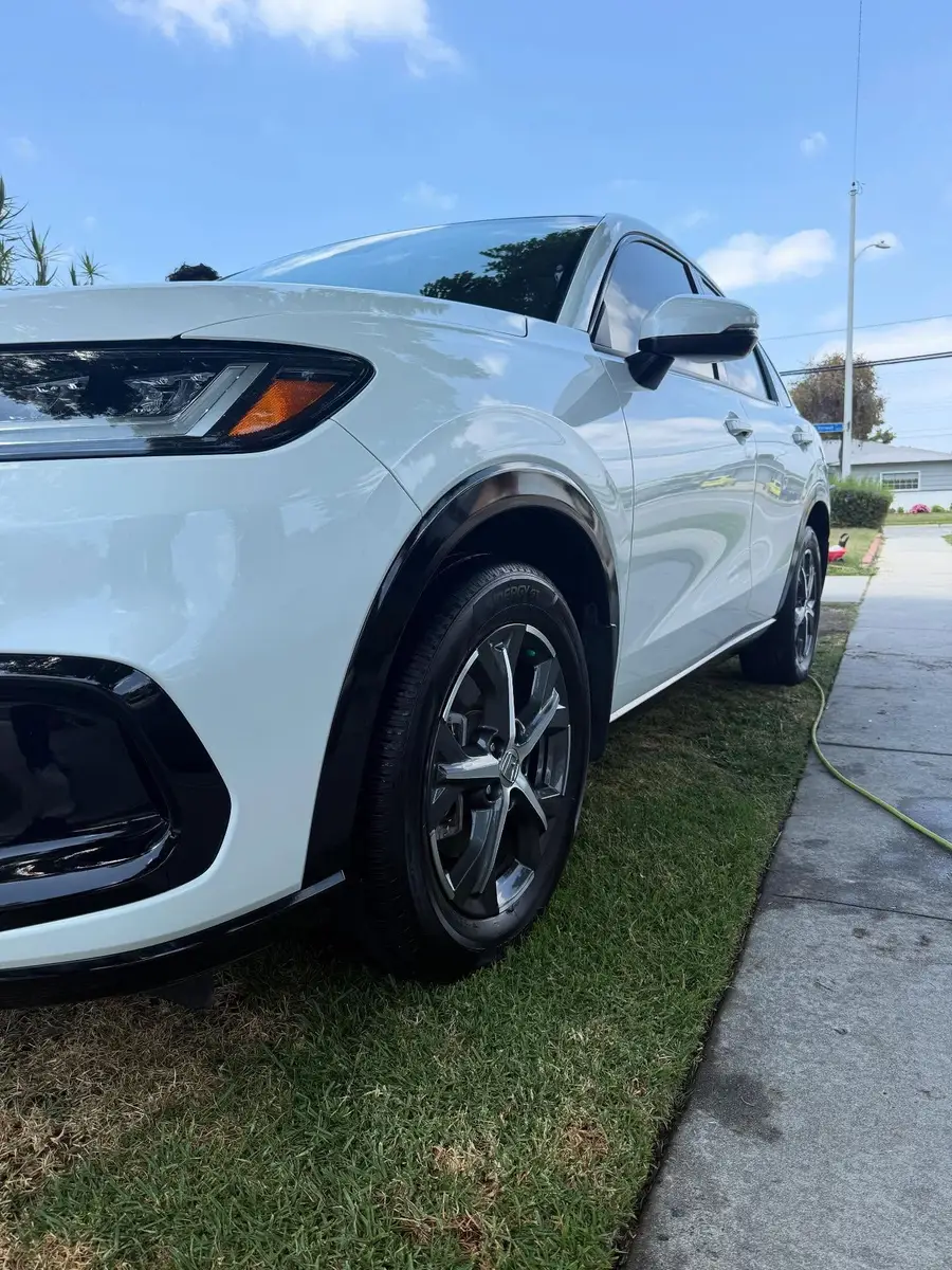 Front wheel and fender of a white Honda HR-V after a detail